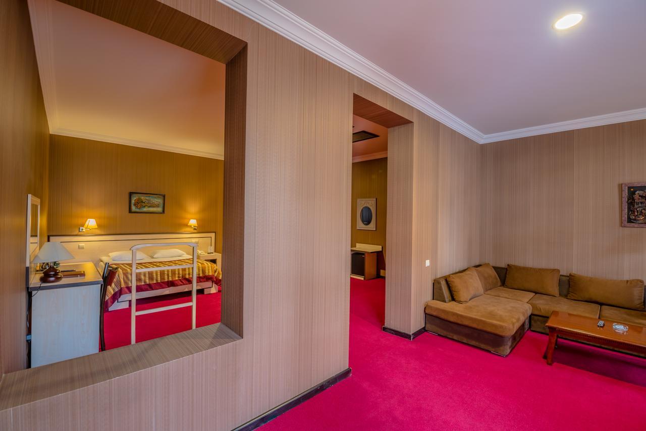 Hotel Rikhe Monika Tbilisi Exterior photo